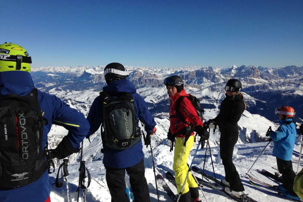 Skridskoåkning i byn Canazei