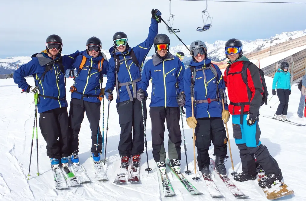 människor som står